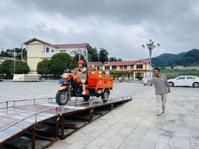 在高大坪鎮(zhèn)“送考下鄉(xiāng)”練車現(xiàn)場(chǎng)，教練員耐心細(xì)致地指導(dǎo)教學(xué)，詳細(xì)講解摩托車基礎(chǔ)操作及駕駛規(guī)范。