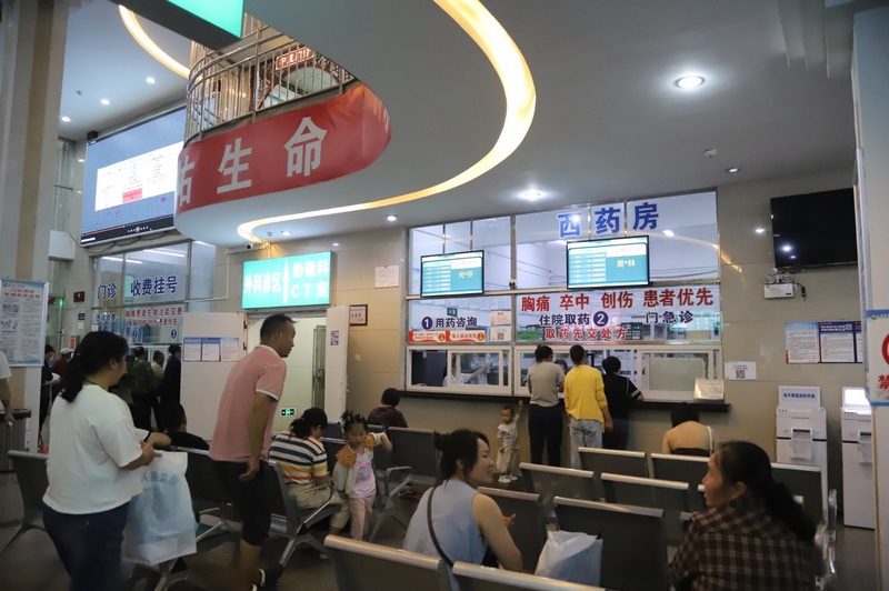 修文縣人民醫(yī)院門診大廳。