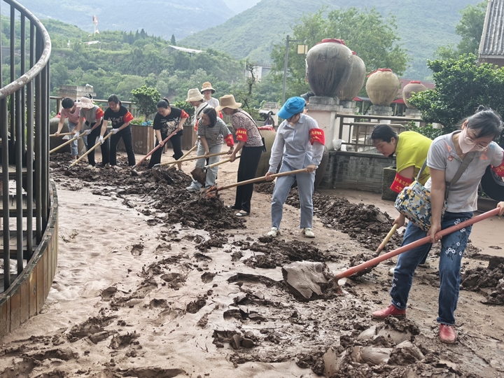 文旅局在土城游客中心清淤除障。習(xí)水縣融媒體中心供圖.jpg