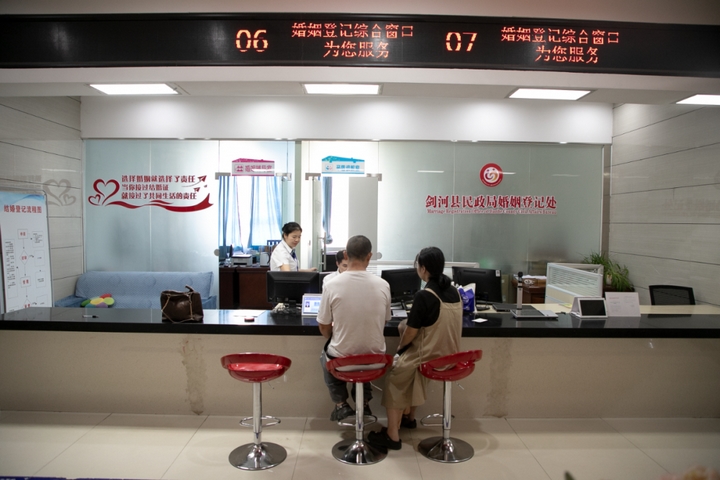 劍河縣辦理首例言語殘疾和聽力障礙人員結(jié)婚登記。.jpg